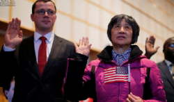 选择入籍还是继续持有绿卡，特朗普移民新政申请入籍人数大增
